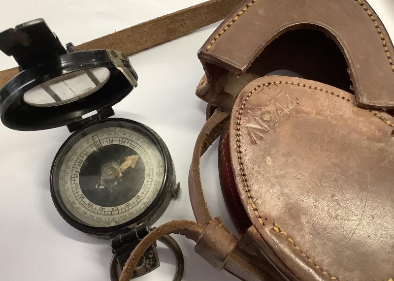 WWII BRITISH ARMY COMPASS IN CASE